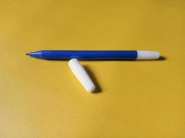 marqueur stylo bleu isolé sur fond jaune photo