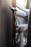 les lunettes sont accrochées à la ceinture de sécurité de la voiture. accessoire pour les conducteurs ayant des problèmes de vision. notion de sécurité routière. photo