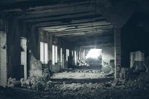 intérieur de bâtiment abandonné, ruines d'une usine industrielle, couloir sombre dans des locaux abandonnés effrayants photo