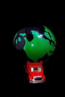 camion miniature transportant un globe photo