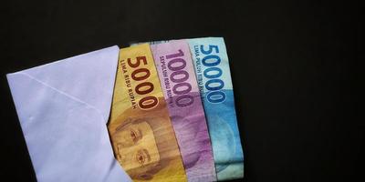 rupiah indonésie dans une enveloppe blanche photo