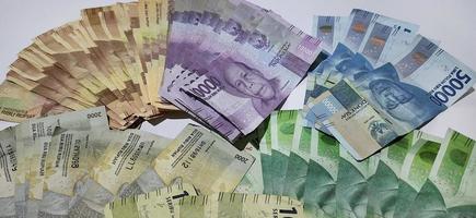piles d'argent rupiah indonésie isolées par fond blanc. photo