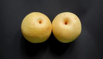 deux poires fruits isolés par fond noir. photo