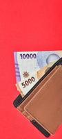 portrait de nouveaux billets indonésiens dans le portefeuille. photo