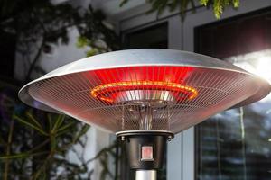 un radiateur dans un restaurant d'été ou un café à l'extérieur est très chaud. loisirs au grand air. photo