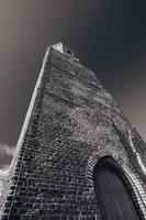 plombe toren. une vieille tour du 14ème siècle, dans la place hollandaise burgh-haamstede. Zélande, Pays-Bas. photo
