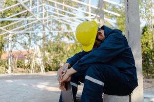 ingénieur vérifiant les travaux au bâtiment de construction photo