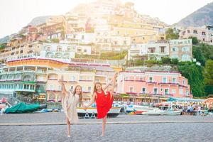 adorables petites filles lors d'une journée d'été chaude et ensoleillée dans la ville de positano en italie photo