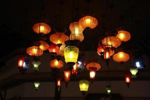 De nombreuses décorations colorées de lampe lanterne de style chinois pendent du plafond photo