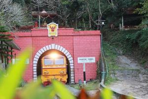 passage de train tunnel khuntan avec lumière ouverte et entourage de montagne photo