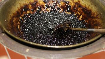 faire cuire le boba de cassonade dans une poêle à frire. la fabrication de boba au sucre brun pour diverses boissons boba populaires. photo