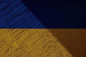 drapeau national de l'état ukrainien. mur de grunge en béton de texture de couleur jaune-bleu. symbole d'état de l'ukraine et des ukrainiens. drapeau ukrainien sur un fond de mur en béton. photo