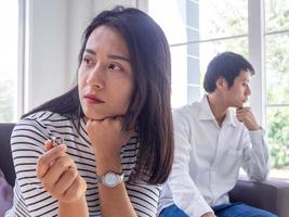 les femmes asiatiques sont stressées, assises s'inquiétant des problèmes familiaux, déchirantes et présentant des symptômes mentaux. photo