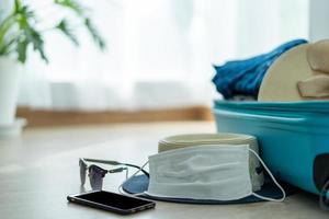 la disposition des bagages pour préparer le voyage de vacances après l'ouverture des frontières s'est terminée pendant la quarantaine covid photo