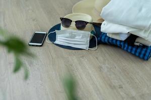 la disposition des bagages pour préparer le voyage de vacances après l'ouverture des frontières s'est terminée pendant la quarantaine covid photo