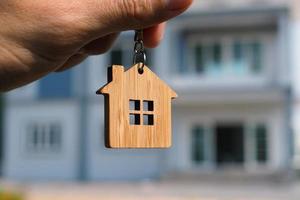 image de porte-clés à main le dos a une maison d'échantillon. photo