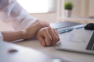 la femme d'affaires a mal au poignet après avoir utilisé l'ordinateur pendant une longue période. syndrome du bureau photo