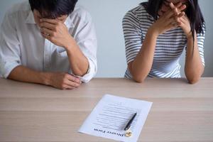 le couple se sent stressé après avoir accepté de signer un certificat de divorce. concepts d'amoureux ayant des problèmes familiaux, un divorce ou des querelles ou des conflits photo