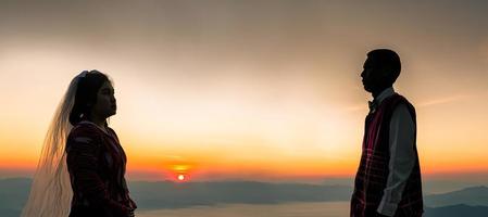 silhouette de couple de mariage amoureux pendant le lever du soleil avec fond de ciel du matin. portraits de pré-mariage images de couple heureux homme et femme avec fond de nature ciel. photo