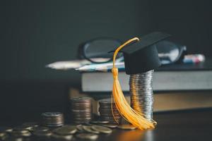 économiser de l'argent avec des investissements bancaires, concept d'éducation financière. planifier un prêt étudiant pour étudier à l'étranger dans le cadre d'un diplôme collégial ou universitaire. l'argent du futur fonds pour l'éducation des enfants. épargne croissante photo