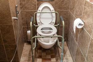 chaise sanitaire installée au-dessus des toilettes ordinaires photo