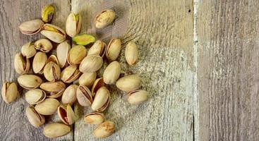 pistaches sur fond de bois photo