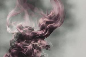 fumée en flux soyeux sur une surface colorée photo