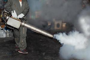 buée pour éliminer les moustiques pour prévenir la propagation de la dengue et du virus zika photo