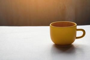 une tasse de café sur une table en bois prête à boire le matin photo