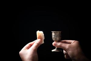 concept d'eucharistie ou de sainte communion du christianisme. l'eucharistie est le sacrement institué par jésus. lors du dernier souper avec les disciples. le pain et le vin sont le corps et le sang de jésus christ des chrétiens. photo