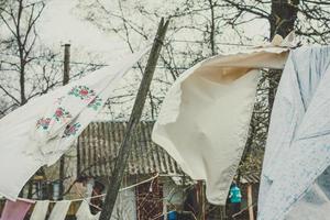 gros plan des vêtements secs sur une corde à linge en agitant dans le vent photo de concept