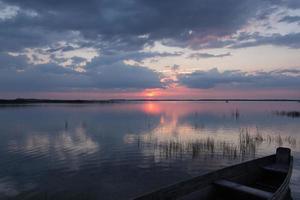 flottant en bateau sur la photo de paysage de lac