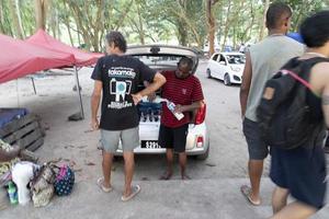 mahe, seychelles - 13 août 2019 - jeunes créoles au marché local photo