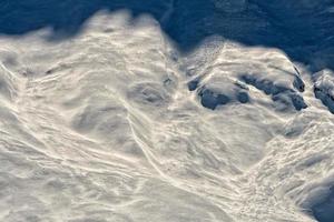 glissade de neige d'avalanche dans les montagnes des dolomites photo