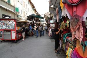 Florence, Italie - 1er septembre 2018 - personnes achetant au marché du cuir de la vieille ville photo