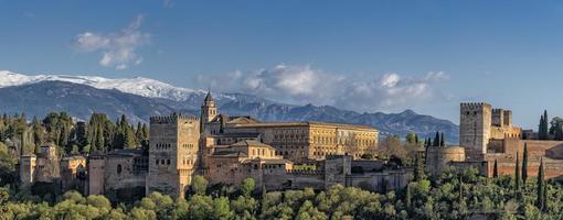 palais de la forteresse de l'alhambra à grenade en espagne au coucher du soleil photo