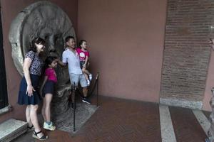 Rome, Italie - 15 juin 2019 - touriste testant le masque bouche de vérité photo