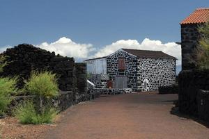 village lajido île de pico açores maisons de lave noire fenêtres rouges photo