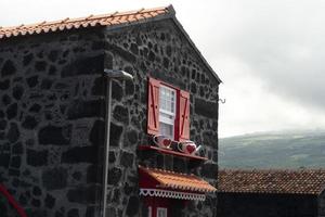 village lajido île de pico açores maisons de lave noire fenêtres rouges photo