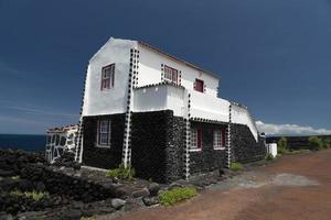 village lajido île de pico açores maisons de lave noire fenêtres rouges photo