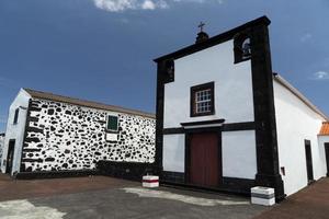 village lajido île de pico açores maisons de lave noire fenêtres rouges photo