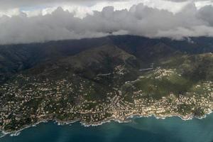 bogliasco village vue aérienne de gênes avant d'atterrir par temps nuageux photo