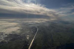 brouillard et nuages vue aérienne de la région d'amsterdam photo