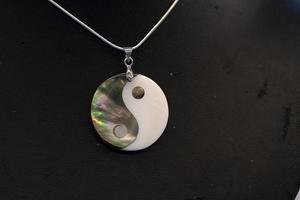 pendentif symbole yin yang isolé photo