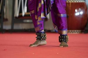 Détail du pied de danse traditionnelle de l'Inde photo