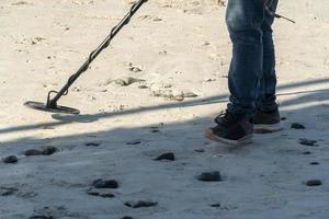 détecteur de métaux chercheur d'or sur la plage photo