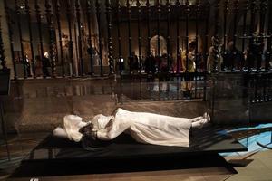 new york, usa - 27 mai 2018 - la mode des corps célestes et l'imagination catholique au musée rencontré photo