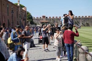 Pise, Italie - 26 septembre 2017 - prendre des photos touristiques à la célèbre tour penchée
