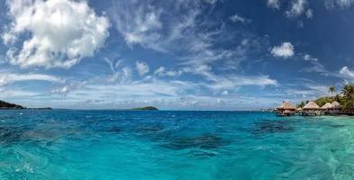 bora bora polynésie française complexe de luxe sur pilotis sur le lagon bleu photo