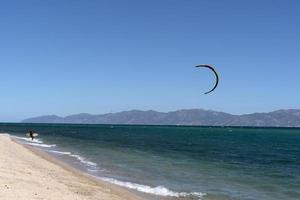 la ventana, mexique - 16 février 2020 - kite surf sur la plage venteuse photo